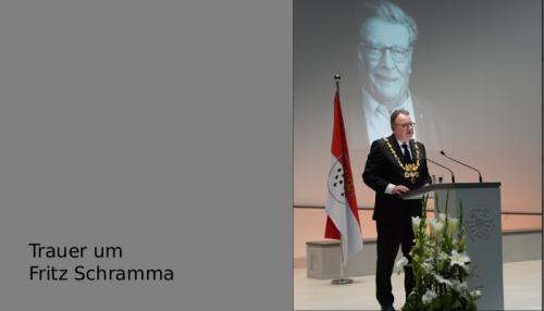 Oberbürgermeister Torsten Burmester würdigt Fritz Schramma während der Trauerfeier im Historischen Rathaus. © Stadt Köln