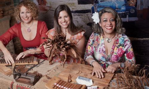 Annette Meisl (links) mit zwei Kolleginnen beim Zigarrenrollen. Foto:  Saskia Bazarnow