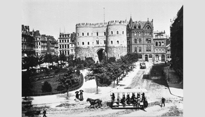 Historische Aufnahme der Kölner Hahnentorburg am Rudolfplatz, davor ein Wagen der Kölner Pferdebahn (um 1890). Foto: unbekannt / Rheinisches Bildarchiv