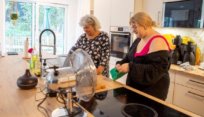 In Pflege-Wohngemeinschaften ist Arbeitsteilung essenziell: Bewohnende, Pflegekräfte und Angehörige gestalten gemeinsam den Alltag. Foto: Thomas Banneyer