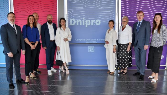 Im September 2024 weihten Vertreter der Dachorganisation Cologne Alliance, Dnipro und des Flughafens am KölnBonner Flughafen das neue Banner des „Walk of Friends“ ein. Foto: Dnipro Stadtrat ( дніпро / міська рада)