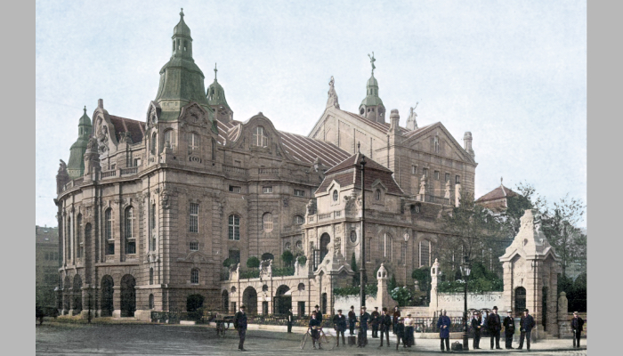 Das Opernhaus kurz nach der Eröffnung im Jahr 1902. Repro aus „Die Bühneneinrichtungen des neuen Cölner Stadttheaters“, herausgegeben von dem Erbauer der Bühneneinrichtungen Albert Rosenberg, Köln, 1902 – Kolorierung: Klaus Hausmann, Wegen de Leut media