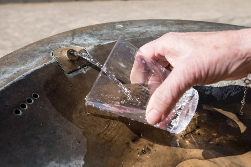 In Köln gibt es viele Trinkbrunnen, wo Trinkwasser im öffentlichen Raum für jeden zugänglich ist. Foto: Ben Horn